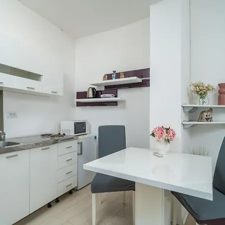 Isaura Apartment *